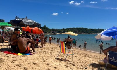 Praia da Costa cheia de banhistas em dia de sol e calor