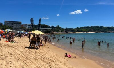 Dia de sol com a Praia da Costa lotada