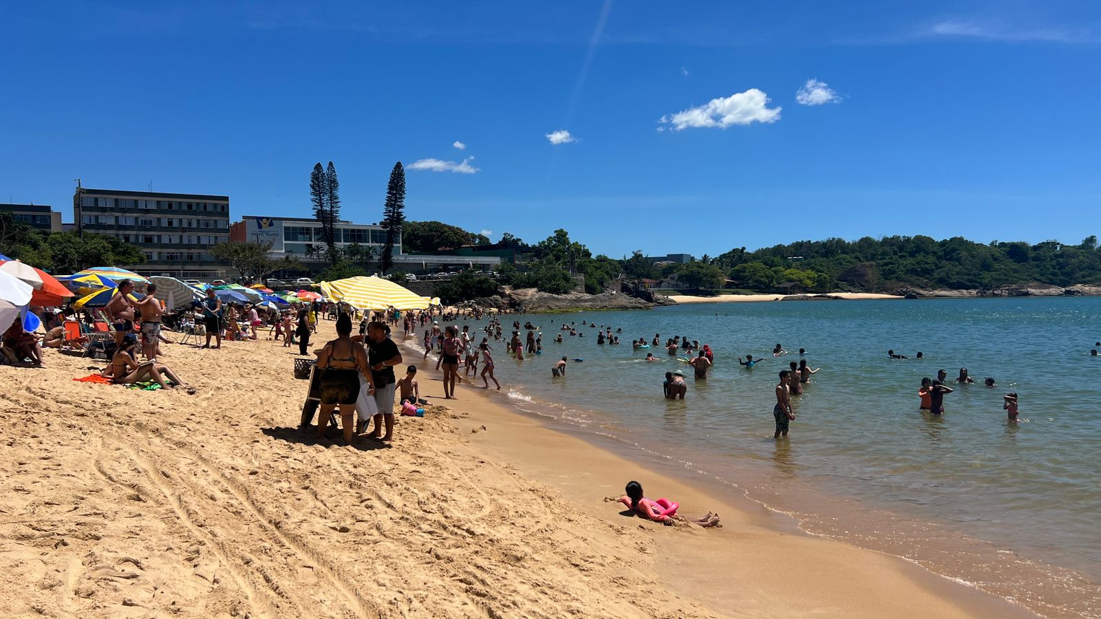 Dia de sol com a Praia da Costa lotada