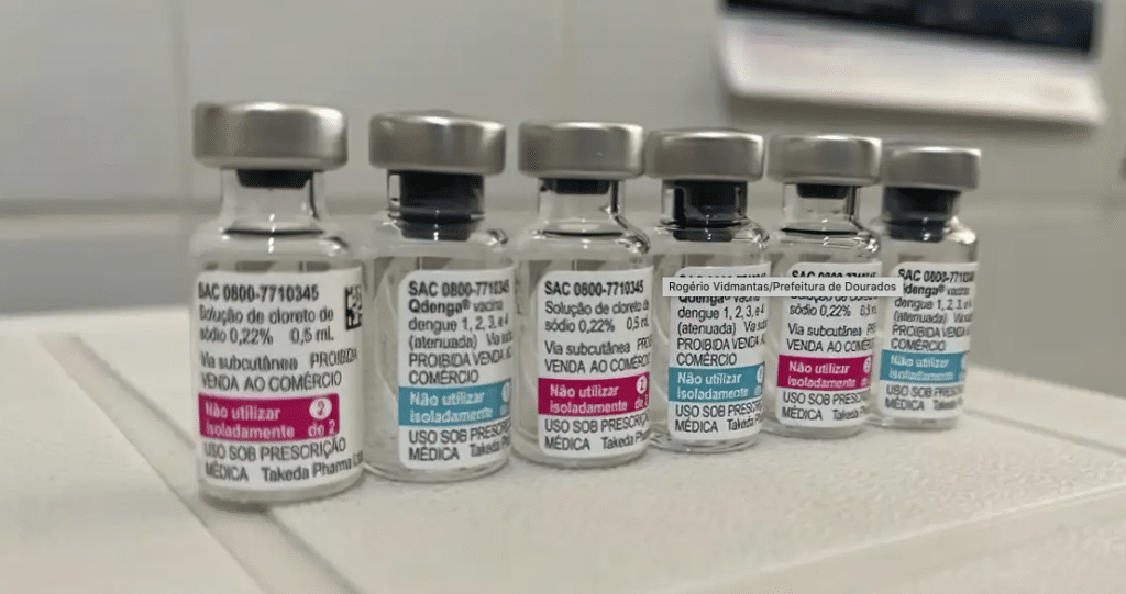 frasco de vacina contra dengue