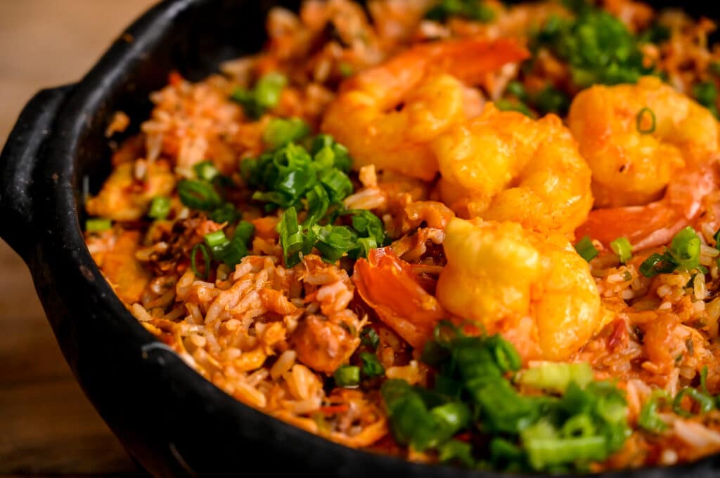 Arroz de Frutos do Mar no Festival Sabores em Aracruz servido em uma panela de barro e com muitos camarões em cima