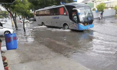 Ônibus passando na avenida Marechal Campos, em Vitória, totalmente alagada após chuva forte