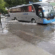 Ônibus passando na avenida Marechal Campos, em Vitória, totalmente alagada após chuva forte