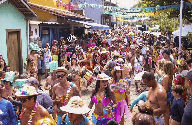 Pessoas fantasiadas curtindo o bloco de rua do carnaval na Serra.