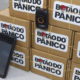 Celular e botão do pânicos em meio a caixas. Os dispositivos foram enviados para escolas da Serra