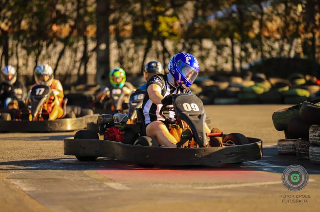 Pilotos de kart durante corrida em pista do Fãs de Kart, o Kartódromo de Jardim Camburi, em Vitória. Eles fazem manobras durante a corrida
