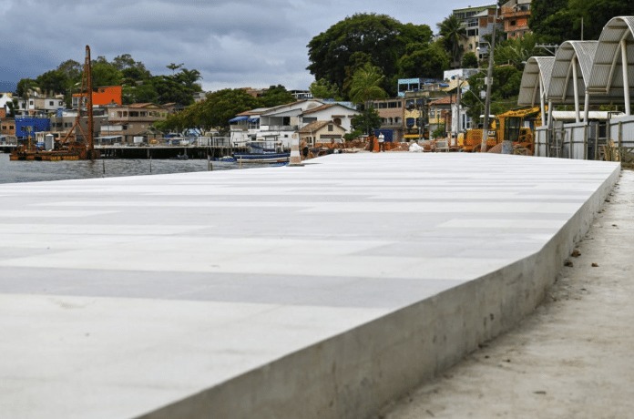 Obras da Orla da Grande São Pedro, em Vitória, com a Ilha das Caieiras ao fundo da foto