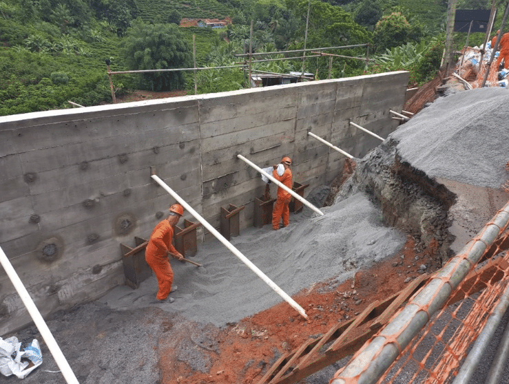 Trabalhadores do DER-ES na obra para fechar cratera no quilômetro 97 da Rodovia ES-261 entre Santa Teresa e Fundão