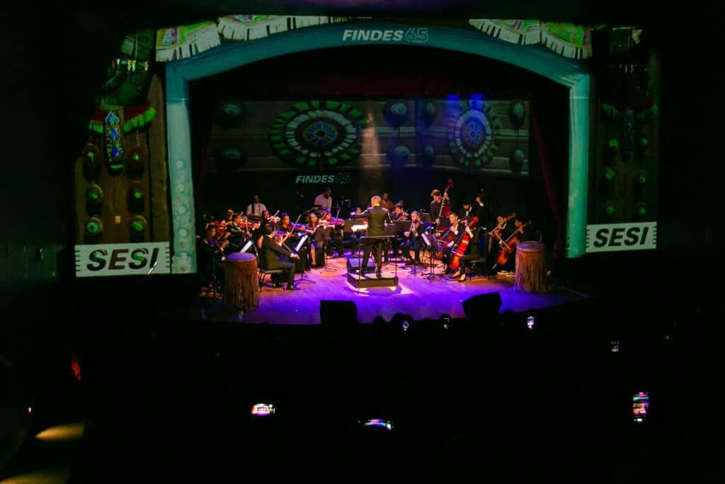 Palco do Teatro Sesi/ES com a Orquestra Camerata. Foto: Thiago Guimarães