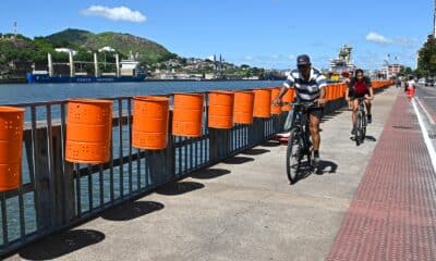 Papeleiras instaladas no Centro de Vitória para os blocos de rua
