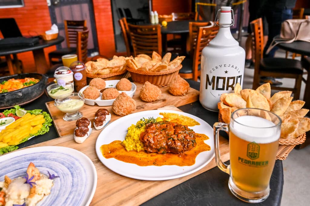Diversos petiscos como pastéis, bolinhos e cerveja artesanal que serão servidos no Festival Sabores de Aracruz