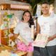 Renata Cristiny e Pedro Henrique Machado, proprietários do ateliê e loja itinerante Adorno Delas posando para a foto com acessórios