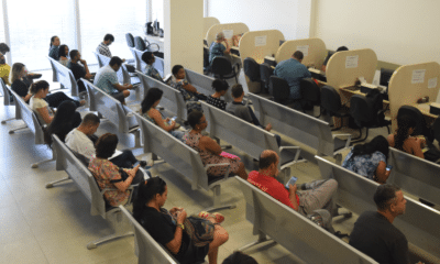 Pessoas sentadas em cadeiras à espera de atendimento na Sede da Defensoria Pública do Espírito Santo