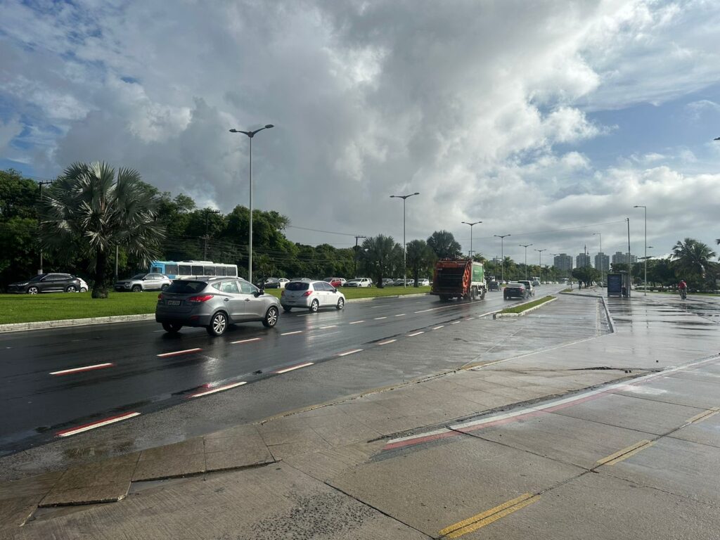 Céu nublado, asfalto molhado e carros trafegando na avenida Dante Michelini, na altura de Jardim Camburi, em Vitória