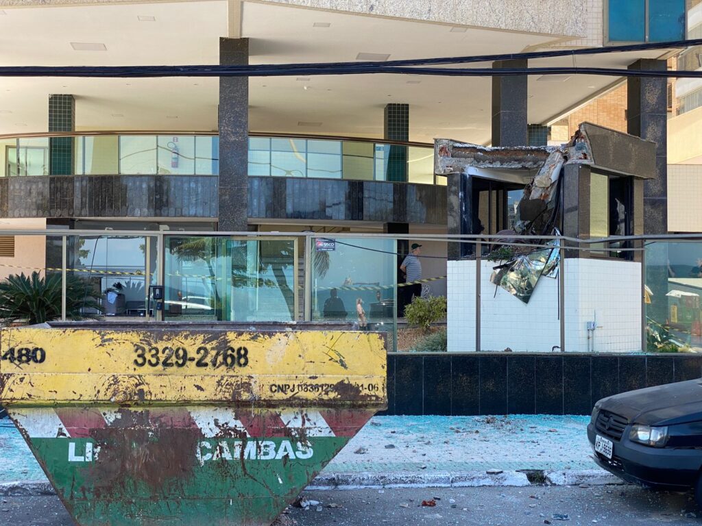 Prédio Praia Formosa, na Praia de Itaparica, em Vila Velha. A fachada da cobertura caiu sobre a guarita da portaria