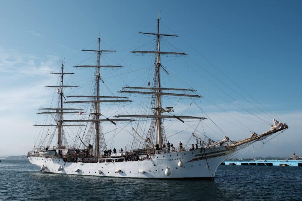 A+ World Academy, o navio-escola norueguês Sørlandet, navegando pelo mar
