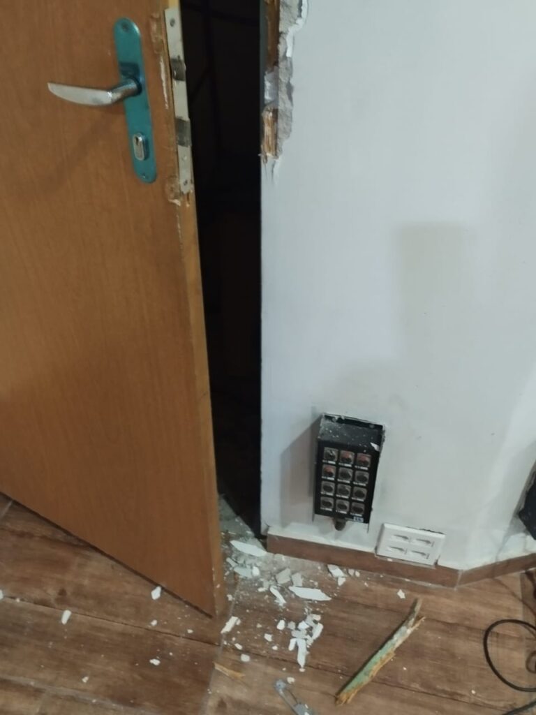 Porta arrombada da Igreja Missão Batista Renovada em Itapuã