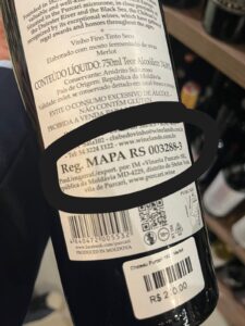 Foto mostra contrarrótulo de garrafa de vinho. Ele é fundamental para descobrir se o vinho é ilegal ou não.