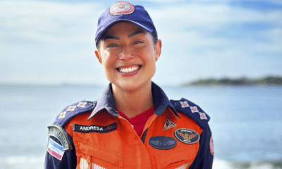 Capitão Carla Andresa do Corpo de Bombeiros do Espírito Santo posando para foto em frente ao mar