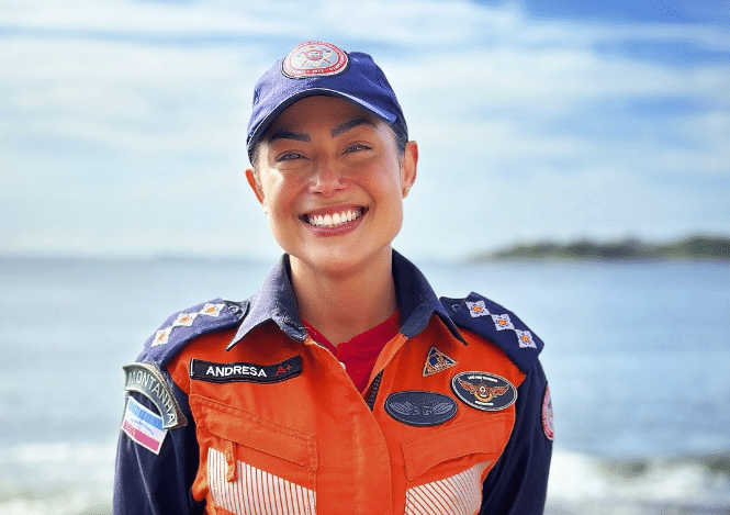 Capitão Carla Andresa do Corpo de Bombeiros do Espírito Santo posando para foto em frente ao mar
