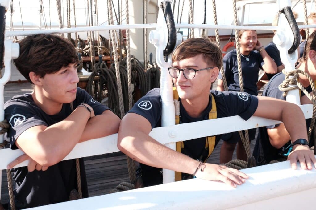 Capixaba Heitor Valim Bianconi ao lado de um colega, ambos estão fazendo um intercâmbio em um navio-escola