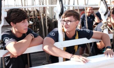 Capixaba Heitor Valim Bianconi ao lado de um colega, ambos estão fazendo um intercâmbio em um navio-escola