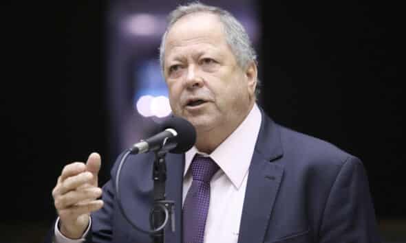 Chiquinho Brazão discursando no plenário da Câmara dos Deputados com terno e gravata
