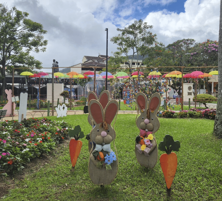 Coelhinhos da Páscoa enfeiram canteiro em Domingos Martins. A cidade está decorada para a Páscoa