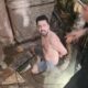 Fernando Moraes Pereira Pimenta, conhecido como Marujo, sendo preso na casa do pai no Bonfim, em Vitória. Sentado no chão, sem camisa e de short