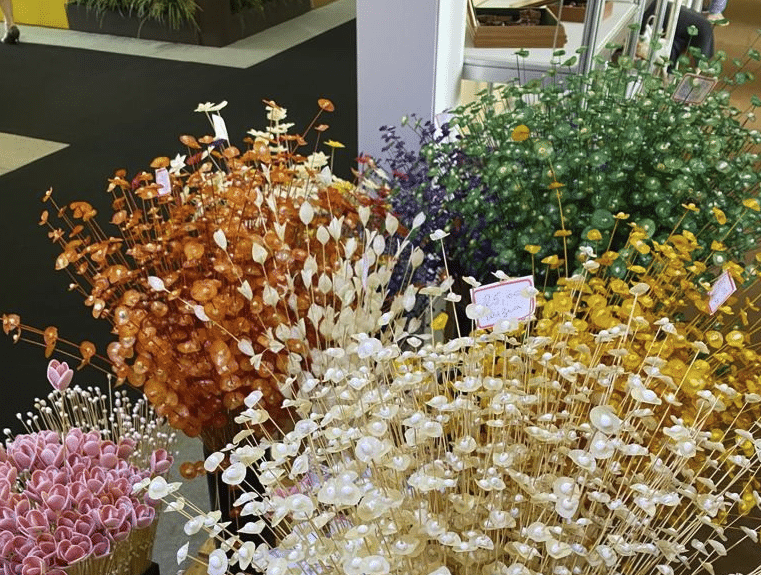 Flores coloridas produzidas com escamas de peixe feitas por artesãos capixabas