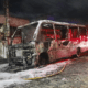 Um ônibus do Ice Bus Sorvete completamente destruído pelas chamas do incêndio