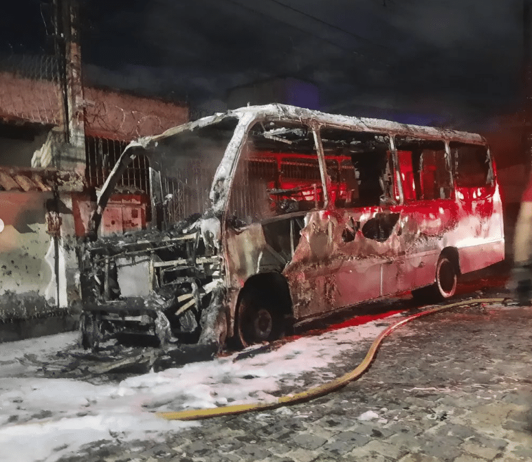 Um ônibus do Ice Bus Sorvete completamente destruído pelas chamas do incêndio