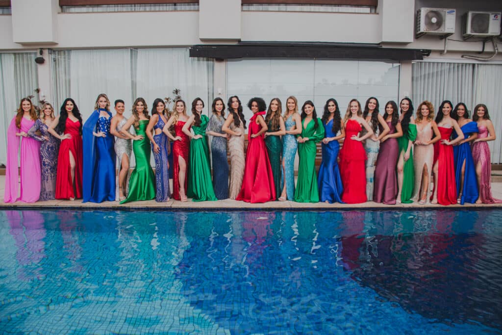 As candidatas ao Miss Espírito Santo 2024 reunidas no Espaço Mari Ferrari, no Barro Vermelho, em Vitória, em volta da piscina