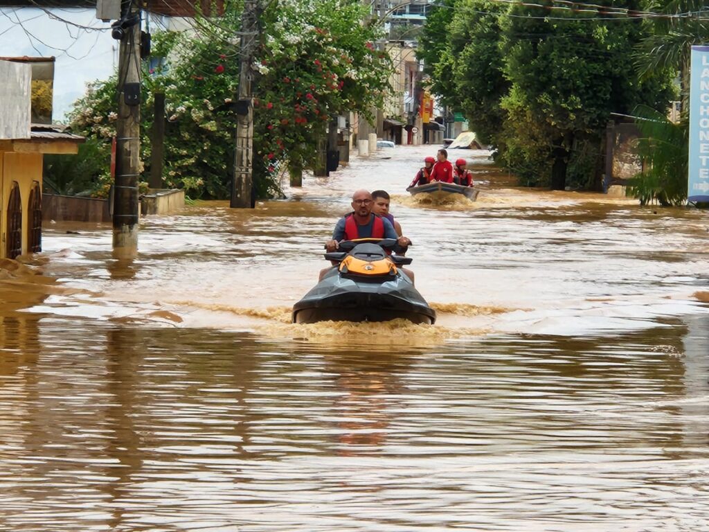 Pessoas foram resgatadas de barco e de jet ski. Essas pessoas estavam ilhadas após chuvas fortes no Sul do Espírito Santo