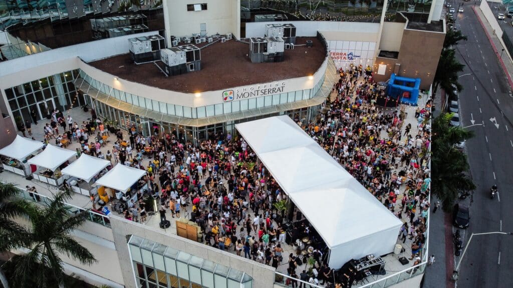 Foto aérea da varanda do Shopping Montserrat, onde acontecerá o Colina's Beer. Muitas pessoas prestigiando o evento