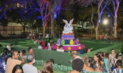 Um labirinto para as crianças brincarem com um coelho da Páscoa decorando o centro. A atração foi montada na Vila da Páscoa, no Parque Moscoso, em Vitória