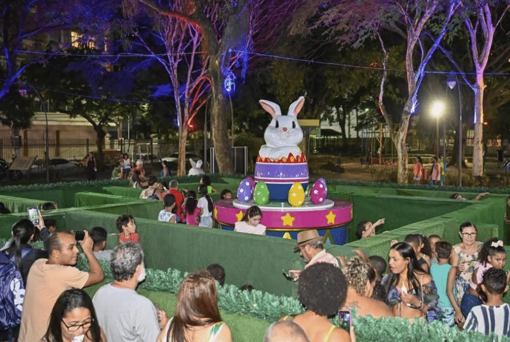 Um labirinto para as crianças brincarem com um coelho da Páscoa decorando o centro. A atração foi montada na Vila da Páscoa, no Parque Moscoso, em Vitória