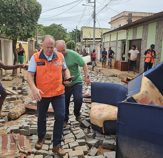 Governador em Mimoso do Sul avaliando os estragos causados pela chuva