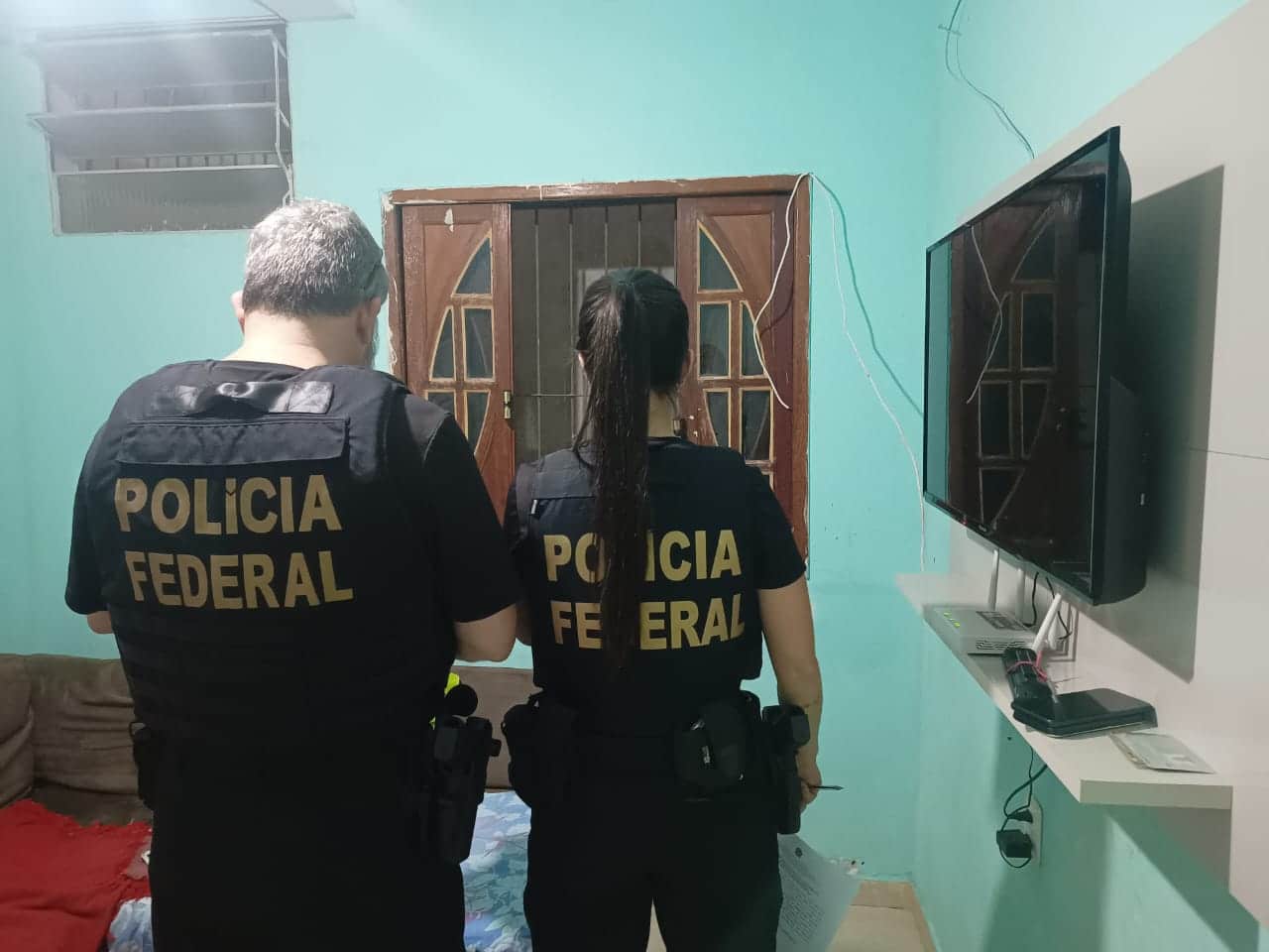 Policiais Federais durante a Operação Share, na casa do pintor, em Cariacica