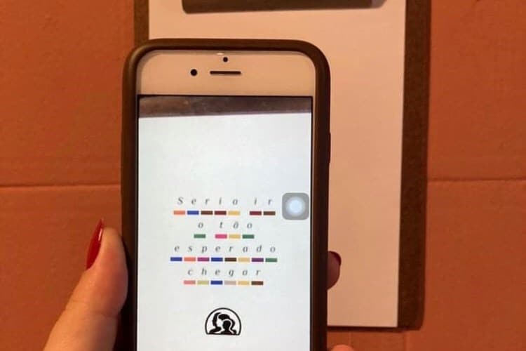 Cada cor significa uma letra, gerando o conteúdo interativo do Poema das Cores. Foto: Divulgação