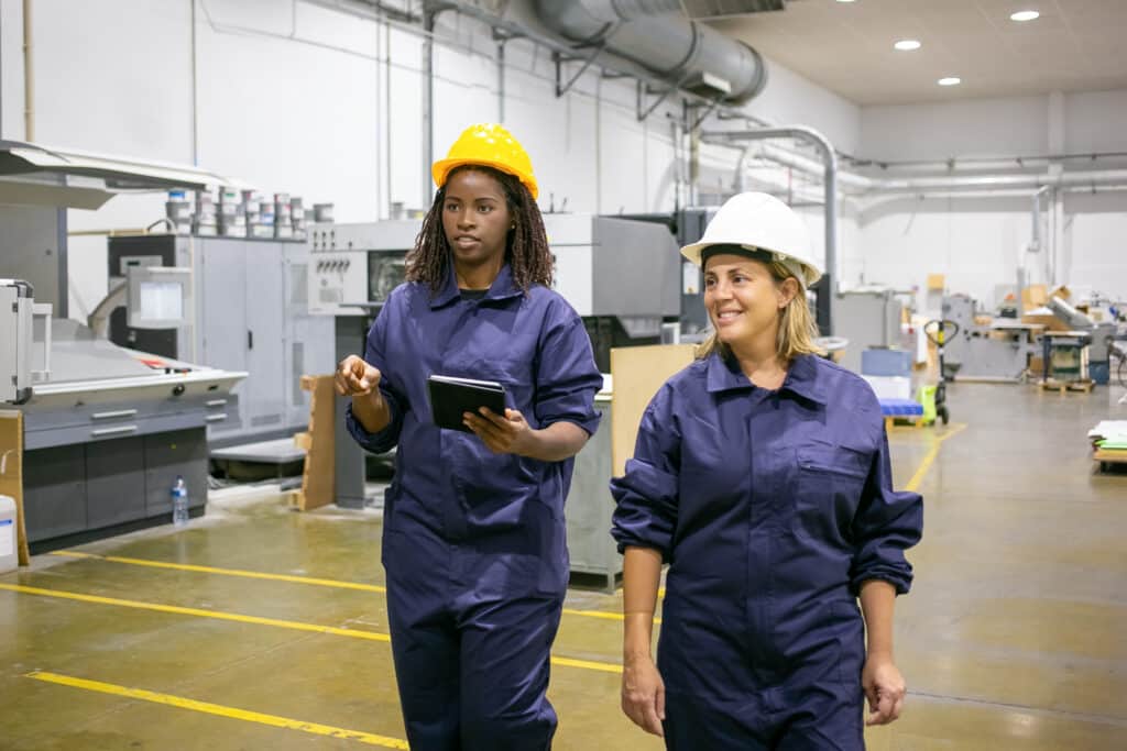 Impacto positivo que as mulheres na indústria têm não apenas dentro das fábricas. Foto: Freepik