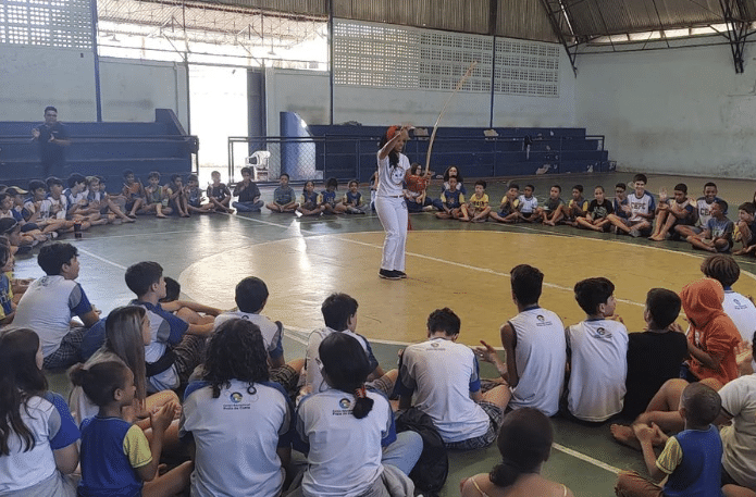 Alessandra dos Santos, mestre Baixinha, em roda de capoeira