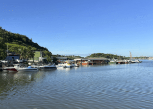 O mar da baía de Vitória com barcos parados. Foto para previsão do tempo de dia ensolarado