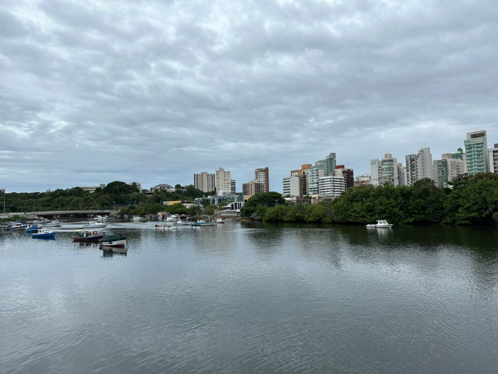 Dia nublado, devido a uma frente fria, na Baía de Vitória com vista para a Praia do Canto