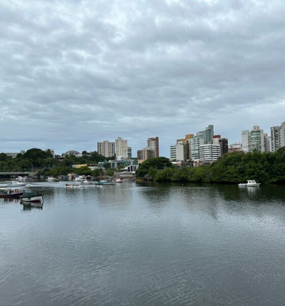 Dia nublado na Baía de Vitória com vista para a Praia do Canto