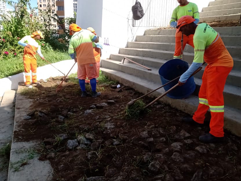 Garis da prefeitura fazendo a limpeza e retirando o mato da escadaria do Rosário, no Centro de Vitória