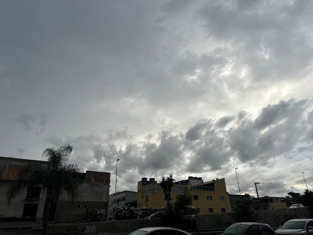 Céu nublado na Praia da Costa, em Vila Velha