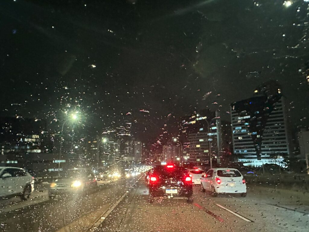 Pingos de chuva no parabrisa do carro na descida da Terceira Ponte, em Vitória