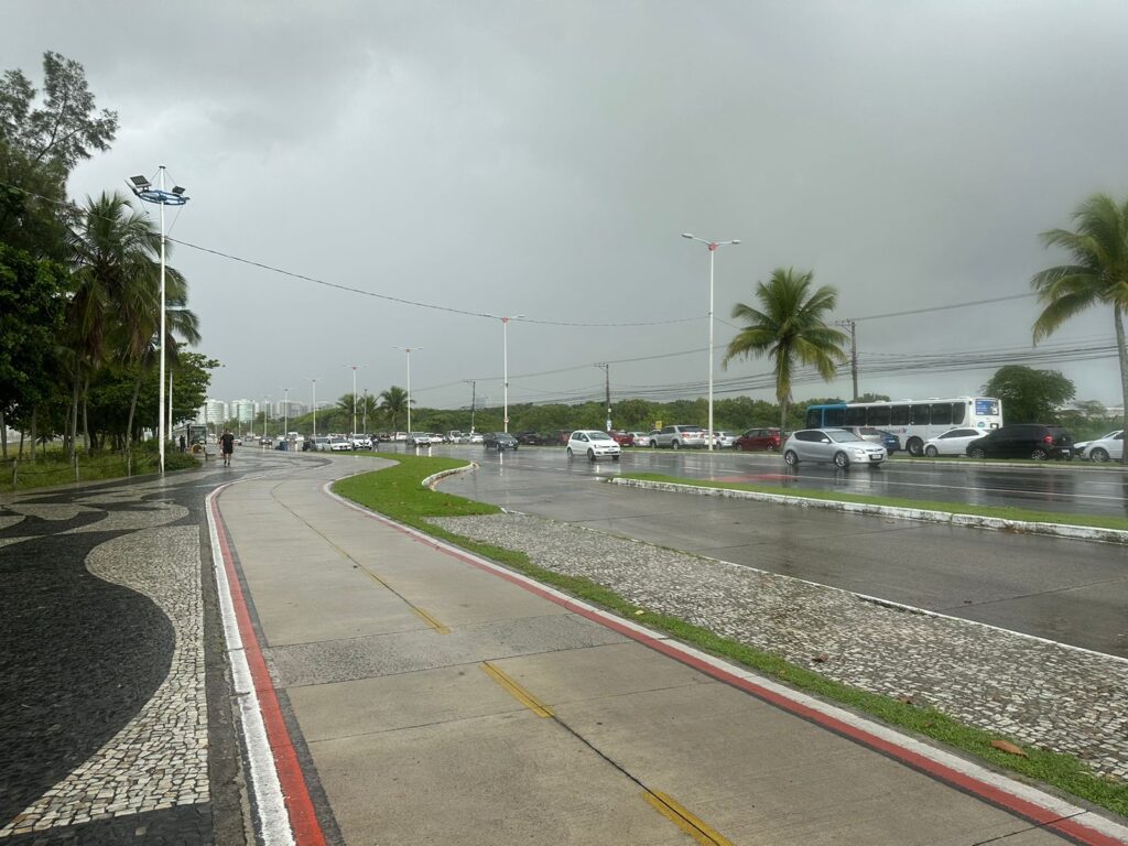 Avenida Dante Michelini, orla de Vitória, molhada devido à chuva