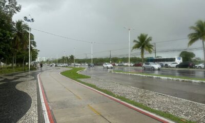 Avenida Dante Michelini, orla de Vitória, molhada devido à chuva